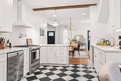 Image de Walk to restaurants - 5 Mins to Ark: Sleeps 10