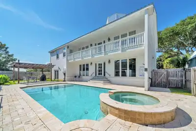Image de Casa Blanca | Private Saltwater Pool • 500 Yards to Beach • 6 King Bedrooms • Sl