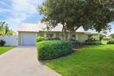 Image de Jensen Beach Retreat, quaint 3 Br, block to the inter-coastal, 5 min to beach