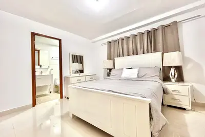Image de Modern Penthouse Apartment. Exclusive 8th floor 2 Bedroom 2. 5 Bath apartment.