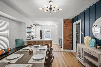 Image de Fully Remodeled Cozy 4 Br in the heart of Parma, King Bed, Close to Airport