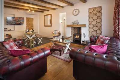 Honeysuckle Cottage, family friendly, with open fire in Windermere