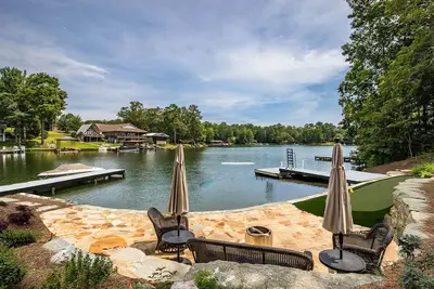 Image de Ultra spacious 5-bedroom waterfront home with 2 private docks, Sleeps 16!