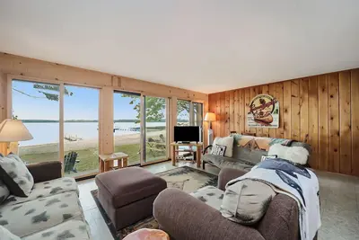 Image de The Summer Cabin | Lakefront house in Interlochen with private beach access
