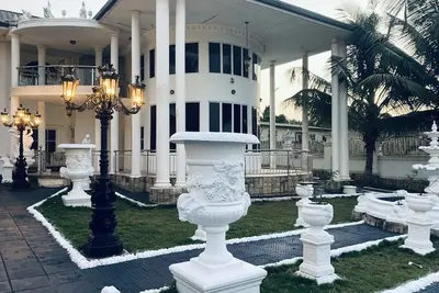Image de Romantic French Rococo Mansion. Has 3-tiered Fountain Pool-25mins From Airport!