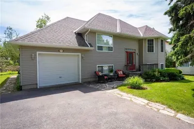 Image de Perfect for couples or the family. Walk downtown, to beach or hiking trails.