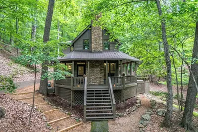 Relaxing mountain retreat in Big Canoe with wrap around deck and babbling brook