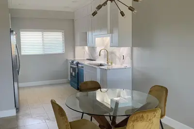 Image de Newly remodeled Island condo with view of the Bay and short walk to beach.