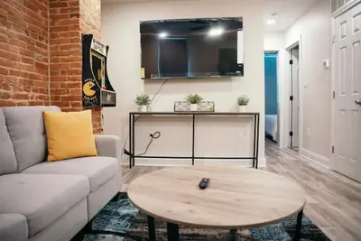 Image de Sleek and Cozy Micro Fells Point Residence!