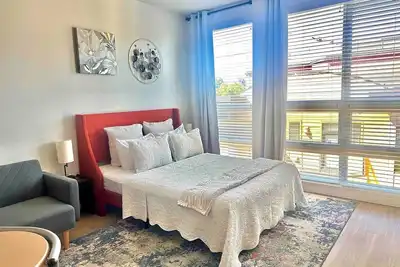 Image de Cozy Dt Apt-QueenBed& futon-Ac, Self check-in, RoofTopView\n