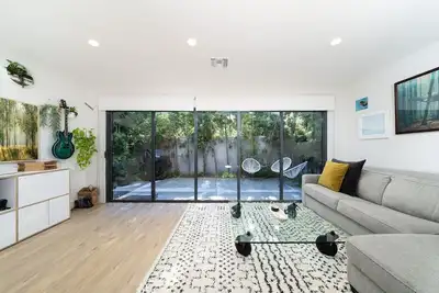 Image de Modern Home - steps from downtown Lb!