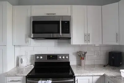 Image de Comforting and Modern 5 Bed and 2 Bathroom home 10 minute walk to Niagara Falls!