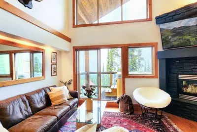 Image de The Nest | Big White - ski-in/out w new hot tub & view of Monashee Mountains\n