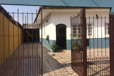 Image de Beach House With Barbecue And Backyard