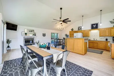 Image de Holiday Island Home w\/ Screened-In Deck & Fire Pit