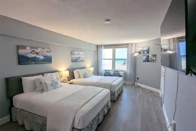 Image de Oceanfront - Beach + Pool View & Beach Essentials