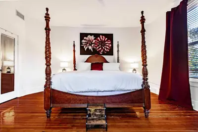 Image de Beautiful Historic Downtown Apt - Walk Everywhere