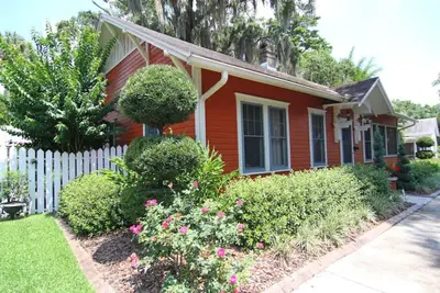 Image de Beautiful Downtown 2 Br Home w/ Yard
