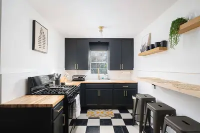 Image de *Beautifully Updated Downtown 2 Br* Sleeps 6