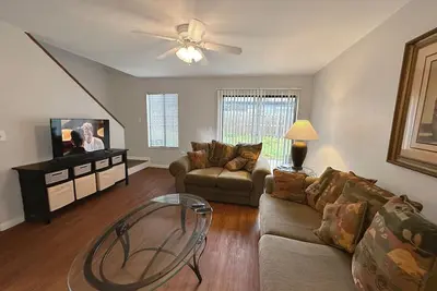 Image de Cute 2 bed/1. 5 bath centrally located, pool!