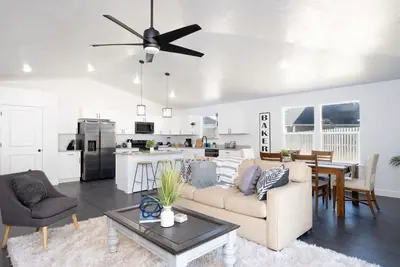 Image de New Home- Sleeps 8 -Near Gainesville & Springs