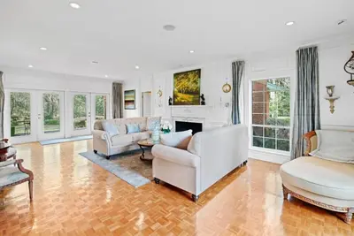 Image de Stately 4500+Sqft home steps to Uf Stadium!