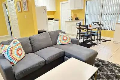 Image de Spacious & Comfy 2 Br Duplex- Downtown Duplex