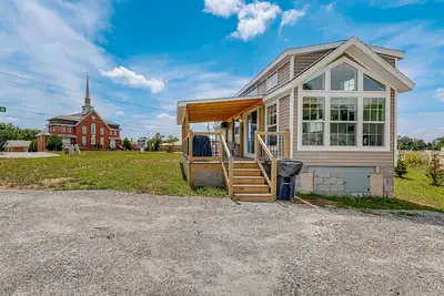 Image de Brand-new cottage in great location with grill, firepit, covered deck, streaming