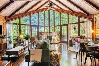 Image de Chic Boho Cabin in the Trees!