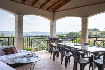 Image de Maison avec vue panoramique sur la vallée  du lot, piscine et spa