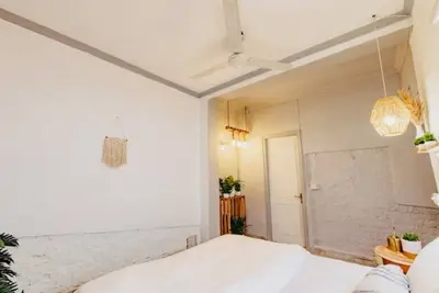 Image de 2 Bhk Gem by Hauz Khas Fort - Delhi's Heritage!