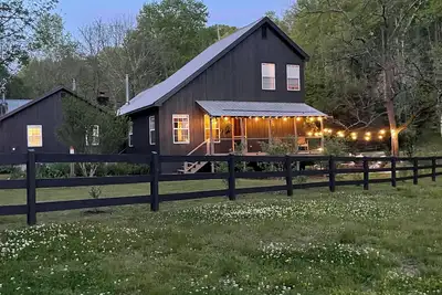 Serene Farmhouse in Dahlonega on 5 acres W/Historic Indian Cabin & Creek.