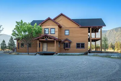 Image de Brand New 7500 sf, 5br\/6ba luxury cabin retreat--walk to Clark Fork river.