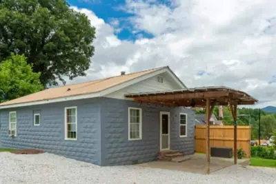 Image de Brevard's Bike Path Bungalow