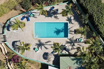 Image de 5 minute walk to the beach! Family sized condo with private patio area!