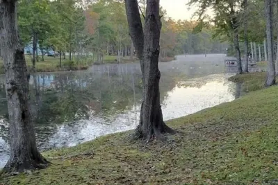 Image de Adorable 2 story lake front setting.