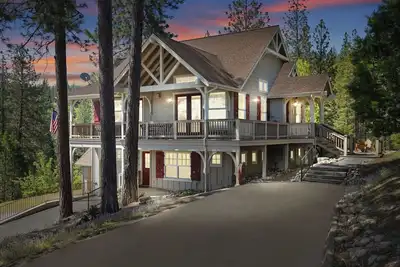 Image de Relax & Refresh near Yosemite! Newly Listed Stunning Pine Mountain Lake Chalet
