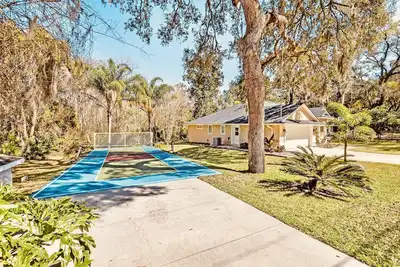 Image de Pickleball Paradise! Private Pool! Arcade! Grill!