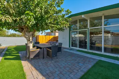Image de Spacious Remodeled Retreat Haven: Landscaped, King Beds, Desks, Bbq, Games, TVs