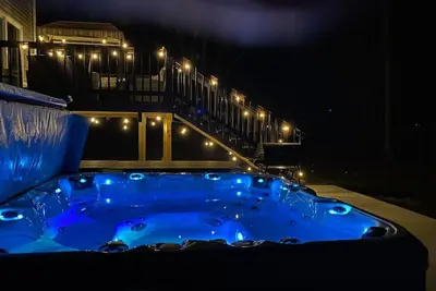 Image de Perfect for Family Vacation Sleeps 22 Hot Tub Private Back Yard Fire Pit 7br Game Room