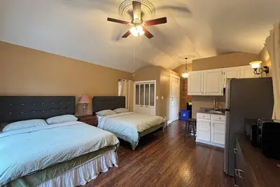 Image de cozy Bedroom close to the Falls\n