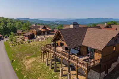 Image de Black Bear Den at Eagles Nest -Camp Year Round Mountain Views, Gas Log Fireplace, walk to courts