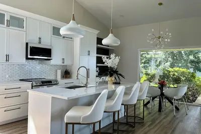 Image de Feel the Lake breeze! ! 4b-4ba beachfront house. Private beach access. Sleeps 13