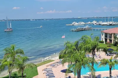 Image de Enjoy A Piece Of Paradise! Beautiful water view from this light, bright condo