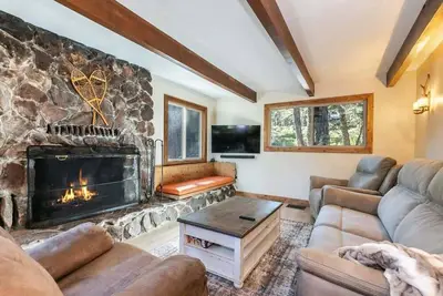 Image de Whimsical Cabin with Deck - 1 Mile to Lake Tahoe
