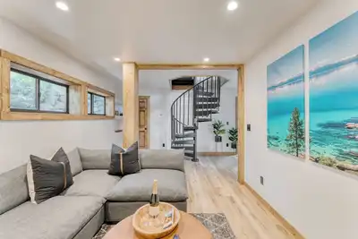 Image de Lake View, Firepit, Game Room | Remodeled | Lake Tahoe Luxury Cabin by AvantStay