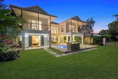 Image de This stunning home is located in Palm Cove. Short 5min walk to the beach.