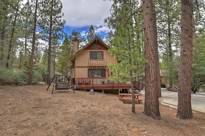 Image de Papa Bear Cabin By Destination Big Bear: Conveniently Located to Big Bear Amenities! Wood Burning Fireplace! Close to Biking Paths!