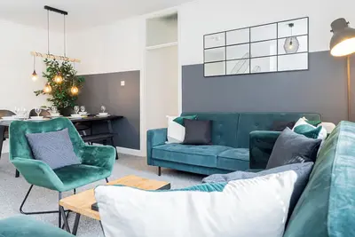 Image de City Centre 3-Bed Apartment – Sleeps up to 8 guests, with parking included. Walking distance to the Mayflower Theatre, shops, and transport. Ideal for families, groups, or business stays.