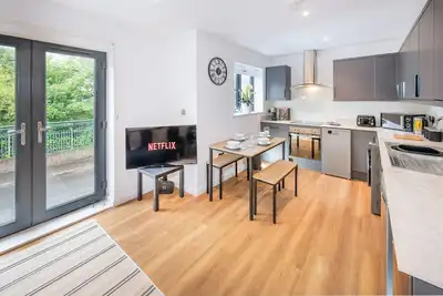 Image de Modern and charming 2-bedroom apartment located in the heart of Shirley, just minutes from Southampton City Centre. Surrounded by top restaurants, cafés, bars, and local attractions. Ideal for weekend breaks, business trips, staycations.